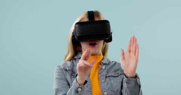 VR, wow ya da metaverse stüdyosundaki kadın için 3D yenilik ya da mavi arka planda gelecek oyun. Fütüristik medya, teknoloji yazılımı veya dijital sanal gerçeklik gözlüklü heyecanlı kız oyuncu. - Video, Çekim