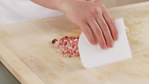Bacon tagliato a dadini che viene messo in una padella
 - Filmati, video