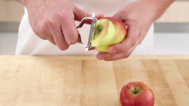 Hände beim Schälen eines Apfels - Filmmaterial, Video