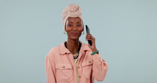 Zakelijk, telefoongesprek en zwarte vrouw met glimlach, verbinding en grappig op een blauwe studio achtergrond. Afrikaanse persoon, accountant en gelukkige werknemer met een smartphone, communicatie of lachen met grap. - Video