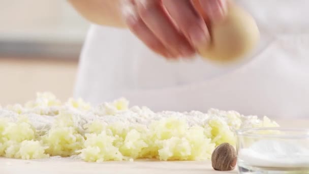 Gekookte aardappelen wordt gemengd met bloem - Video