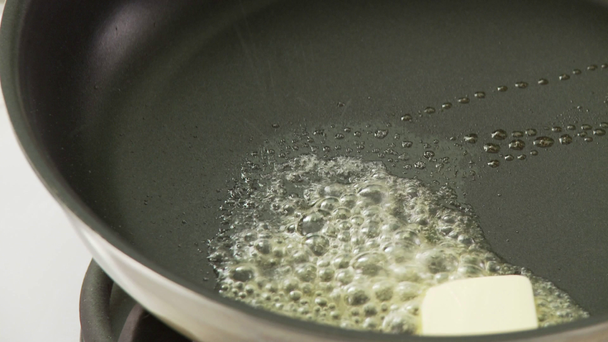 Manteiga sendo colocada em uma panela
 - Filmagem, Vídeo