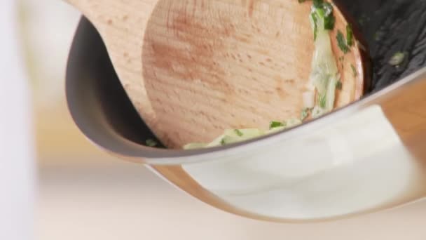 Oignon et persil placés sur une assiette
 - Séquence, vidéo