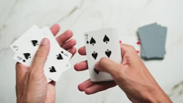 プレイヤーはポーカーカードで遊んでいます - 映像、動画