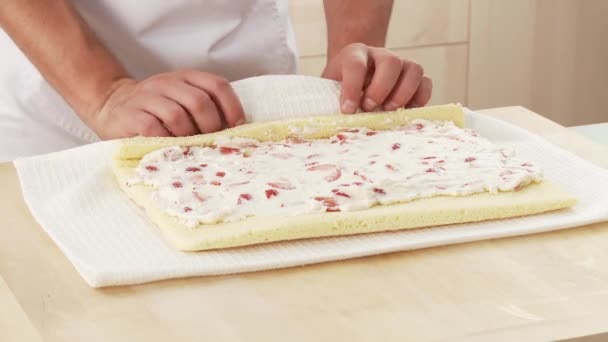 Rouleau suisse rempli de fraise
 - Séquence, vidéo