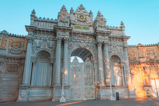 Strzał o zachodzie słońca z zamkniętej bramy prowadzącej do dawnego Pałacu Osmańskiego Dolmabahce, pasuje do Ciragan Street, dzielnica Besiktas. Brama zawiera monogram sułtana Abd lmecid pod spodem jest wiersz Zivera datowany 1855 - Zdjęcie, obraz