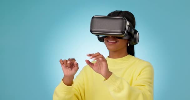 3Dイノベーションまたは将来のブルーバックグラウンドでのゲームのためのメタバーススタジオで,手や女性. 未来メディア,テクノロジーソフトウェア,またはオンラインデジタル仮想現実メガネを搭載した興奮するガールゲーマー. - 映像、動画