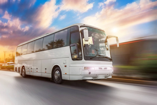 Bus rijden met hoge bewegingsvervaging effect snelheid op een weg in de zonsondergang - Foto, afbeelding