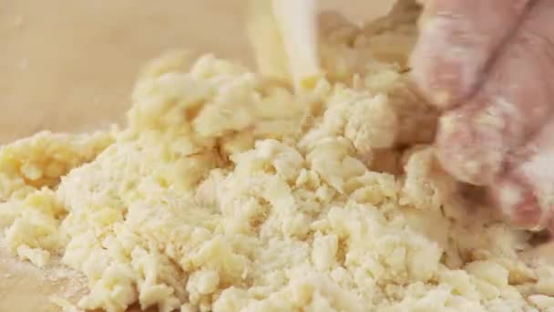 Ingredienti della pasta mescolati
 - Filmati, video