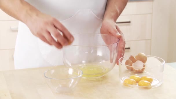 Αυγά να διαχωρίζονται σε μπολ - Πλάνα, βίντεο