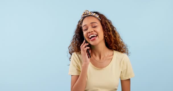 Glimlach, telefoongesprek en vrouw in een studio die lacht om komische, komische of grappige grappen in een gesprek. Happy, communicatie en jong vrouwelijk model op mobiele discussie met mobiele telefoon door witte achtergrond - Video
