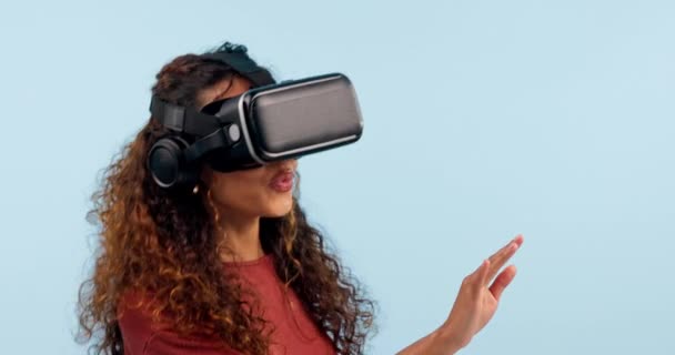 Женщина, очки виртуальной реальности и студия с руками, игры и пресса с 3D пользовательский опыт синим фоном. Девушка, видение и клик для метаверзе, видеоигры или эспансии с футуристическими технологиями. - Кадры, видео