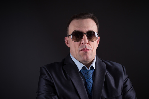 Confident businessman in sunglasses - Foto, afbeelding