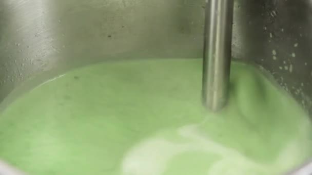 zuppa di piselli in purea con un frullatore a mano
 - Filmati, video
