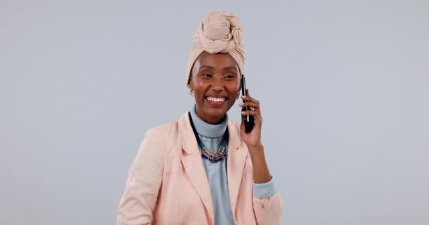 Affari, telefonate e donna di colore con conversazione, divertente e connessione su uno sfondo di studio bianco. Persona africana, consulente e dipendente felice con smartphone, comunicazione e risate. - Filmati, video