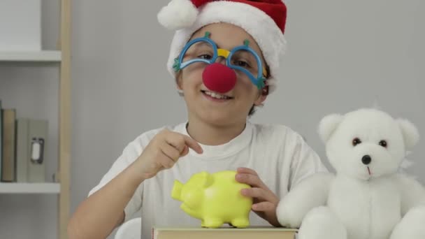 Ragazzo di 9 anni in cappello Babbo Natale chiede la carità. Primo piano. Filmati 4k di alta qualità - Filmati, video