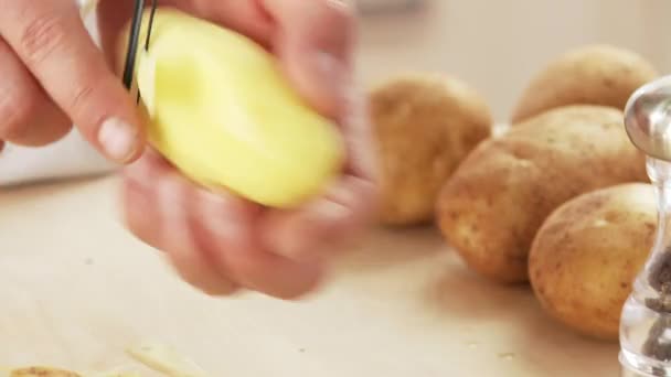 Σεφ ξεφλούδισμα μια πατάτα - Πλάνα, βίντεο