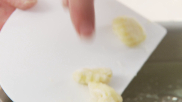 Gnocchi zu Wasser hinzugefügt - Filmmaterial, Video