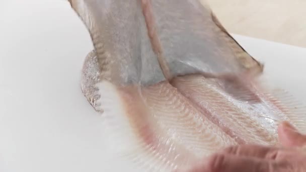 Chef-kok verwijderen van de huid van enige vis - Video