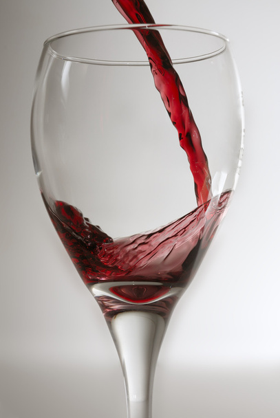 Наливание красного вина. - Фото, изображение