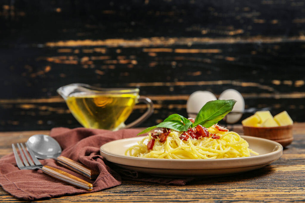 Bord met lekkere pasta carbonara op tafel - Foto, afbeelding
