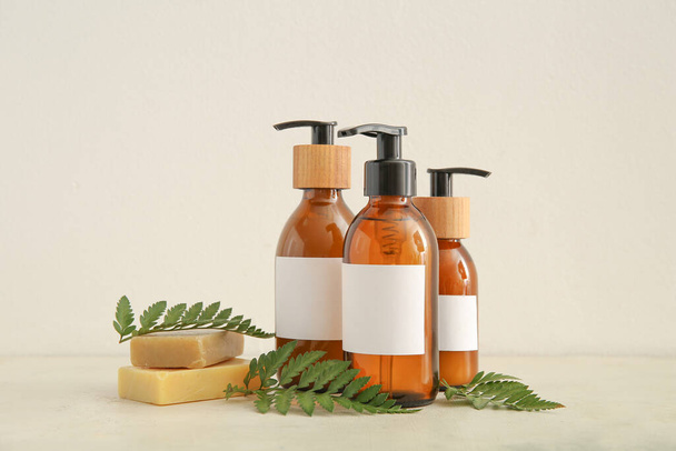 Bouteilles de shampooing et savonnettes sur fond blanc - Photo, image