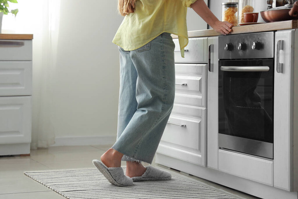Mulher no tapete listrado na cozinha leve - Foto, Imagem