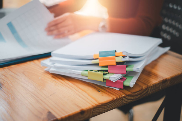 Stack sovraccarico documento di relazione carta con colorata graffetta posto sulla scrivania dell'ufficio, concetto di business paperless. - Foto, immagini