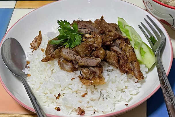 肉と野菜の米の皿の写真, フォーク付きのテーブルに肉と米と食べ物の皿. - 写真・画像