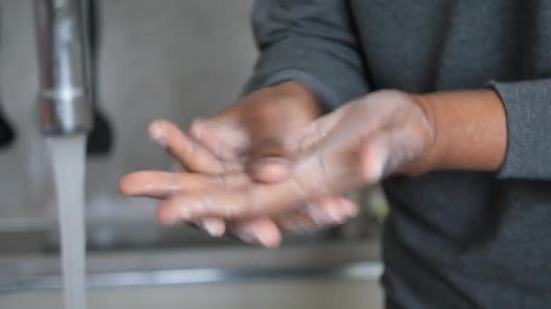 mladý muž mytí rukou s mýdlem teplou vodou. - Záběry, video