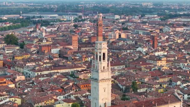 Vista aérea del Duomo di Verona, Cattedrale di Santa Maria Matricolare, skyline urbano, centro histórico de la ciudad, tejados de tejas rojas, Región del Véneto, Italia - Metraje, vídeo