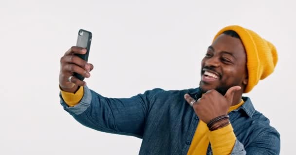 Cool, homme noir ou influenceur prendre un selfie en studio sur les médias sociaux avec signe de paix ou sourire. Mode, heureux ou excité Africain prenant une photo, vlog ou une photo isolé sur fond blanc. - Séquence, vidéo