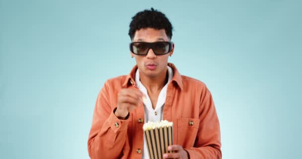 3D, szemüveg és férfi popcornnal és film arccal a moziba meglepetés, film vagy akció a stúdióban. Mockup, sokkolt és a személy eszik a kék háttér streaming, előfizetés vagy wow. - Felvétel, videó
