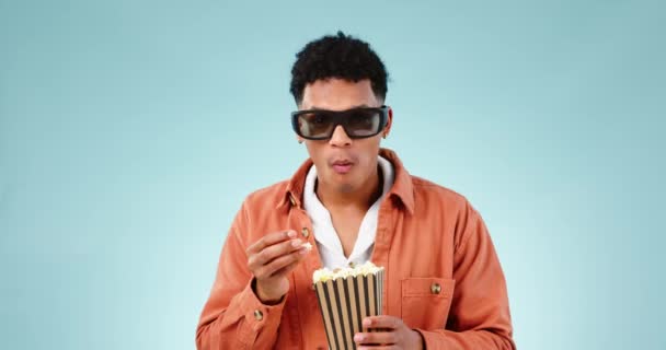 3d, lasit ja mies pelossa popcornia elokuvateatterissa elokuvan, elokuvan tai kauhunäytös studiossa sinisellä pohjalla. Mockup, järkyttynyt ja henkilö syö katsellessaan televisiota, streaming tai tilaus. - Materiaali, video