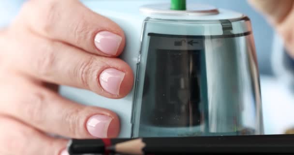 Женские руки затачивают карандаш электрической точилкой 4k фильма. Концепция работы дизайнера - Кадры, видео