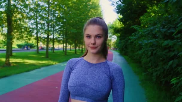 公園でジョギングする前に若い白人女性の肖像画. 8KでREDヘリウムカメラで撮影する.   - 映像、動画