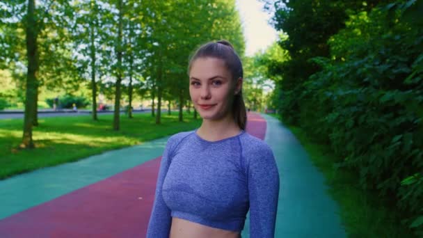 公園でジョギングする前に若い白人女性の肖像画. 8KでREDヘリウムカメラで撮影する.   - 映像、動画