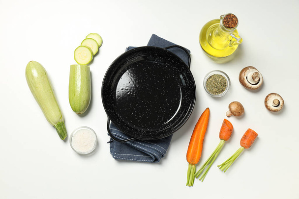 Сковорода для приготовления пищи на столе, с ингредиентами. - Фото, изображение