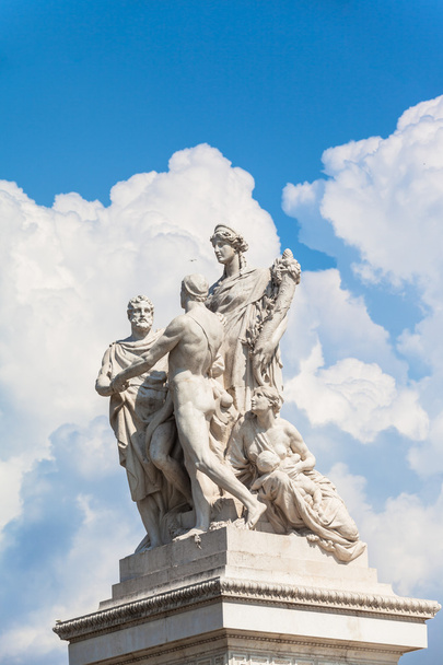 La statua davanti al Monumento nazionale a Vittorio Emanuele I
 - Foto, immagini