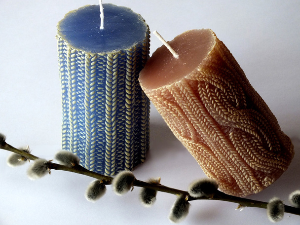 Two Candles in blue and brown with willow twig with knitting pattern - Foto, immagini