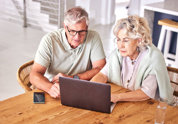Старша пара, ноутбук і пошук вдома для онлайн-покупки, банківського та планування страхування для виходу на пенсію. Старий, літня жінка і друк на комп'ютері для фінансових інвестицій, бюджету і мережі. - Фото, зображення