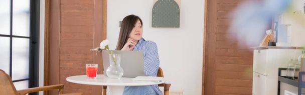 web banner mulher asiática freelancer relaxar e feliz durante o trabalho de casa - Foto, Imagem