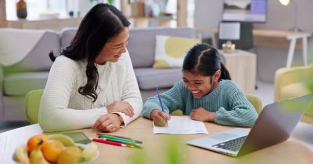 Κορίτσι, παιδί και laptop, εκπαίδευση και μητέρα με βοήθεια, γράψιμο και μάθηση με αξιολόγηση και μελέτη στο τραπέζι στο σπίτι. Διαδίκτυο, φοιτητές και συμβουλές από γυναίκες με δραστηριότητα σε χαρτί και σχολείο. - Πλάνα, βίντεο