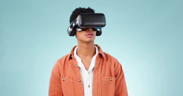 Virtual reality, beleef digitale wereld en de mens met verrassing, toekomstige technologie en holografische op blauwe achtergrond. Wow gezicht, 3D en high tech met VR avontuur, metaverse en scifi in de studio. - Video