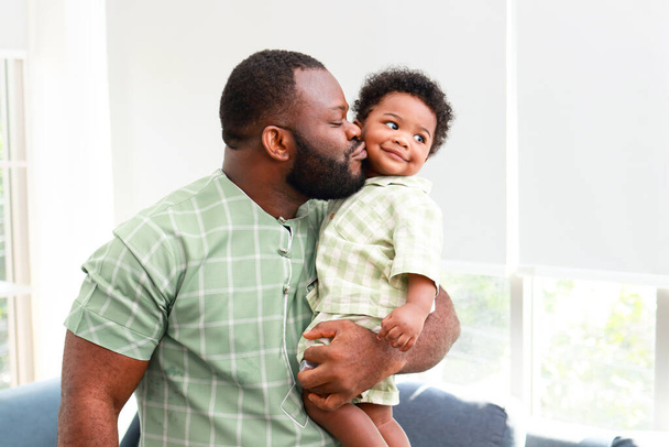 Ritratto di un felice padre e figlio afroamericano in casa. Concetto familiare. - Foto, immagini