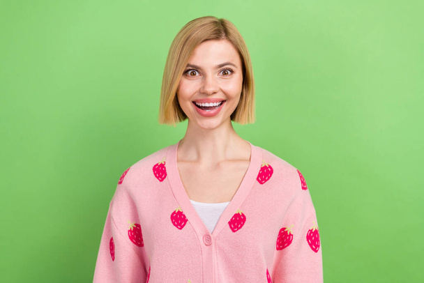 Photo portrait of surprised reaction unbelievable funny young woman big sale season advertisement offer isolated on green color background. - Φωτογραφία, εικόνα