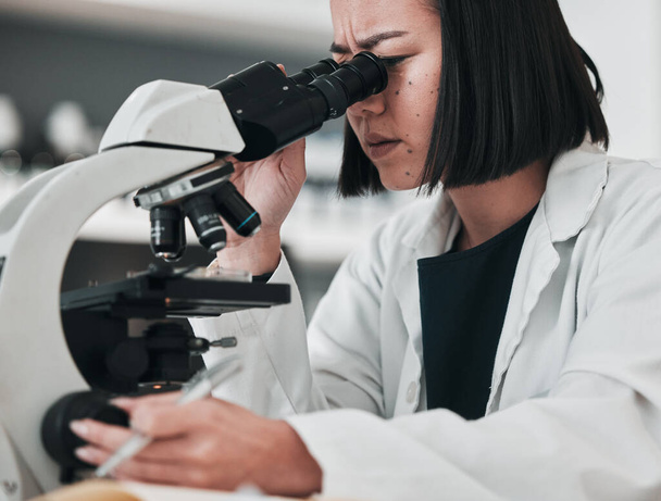 Tiede, tarkista mikroskooppi ja aasialainen nainen laboratoriossa tutkimusta, lääketieteellistä analyysia ja tutkimusta varten. Biotekniikka, terveydenhuolto ja tiedemies keskittyvät laitteisiin innovaatio-, näyte- ja DNA-testausta varten. - Valokuva, kuva
