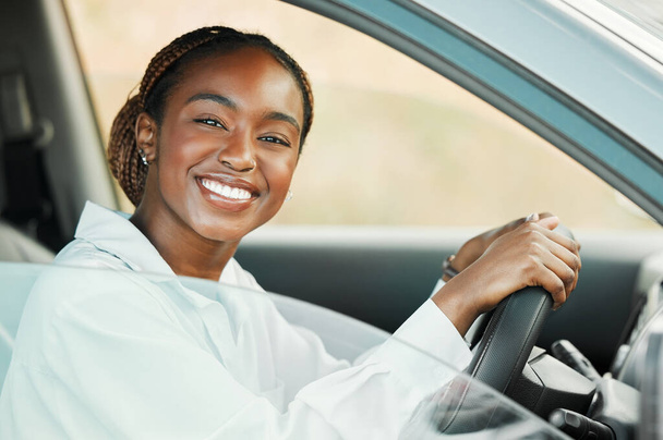 Kadın, ehliyeti, özgürlüğü ve seyahati olan araba ve portre vitrinde. Otomobil, ulaşım ya da araç testinde, ulaşımda ve yolculuk için heyecanlı olan siyahi kadın.. - Fotoğraf, Görsel