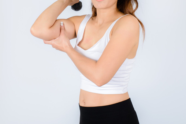 Femme faisant de l'exercice de fitness avec un poids à la main
. - Photo, image