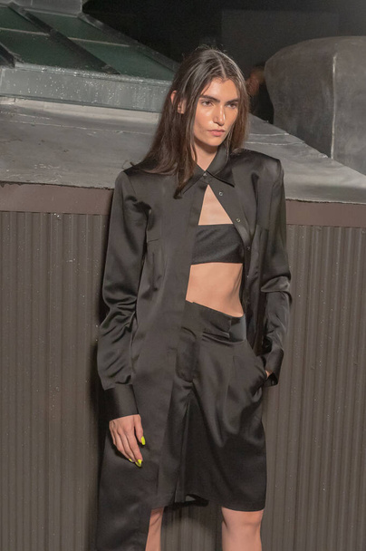 11 Σεπτεμβρίου 2023, New York, USA: A model poses during the Shao fashion show during New York Fashion Week. Σάο, διάδρομος..  - Φωτογραφία, εικόνα